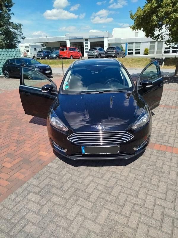 Schwarz Gebraucht 2017 Ford Focus Titanium Limousine | 9.500 € (Guter Preis) - Bild 1/4