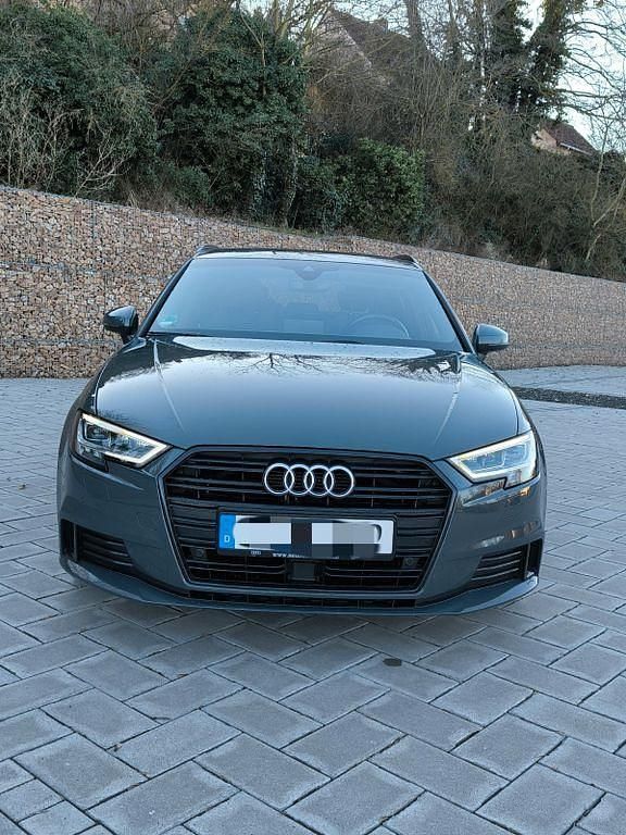 Grau Gebraucht 2019 Audi A3 Sport Limousine | 21.300 € (Fairer Preis) - Bild 1/4