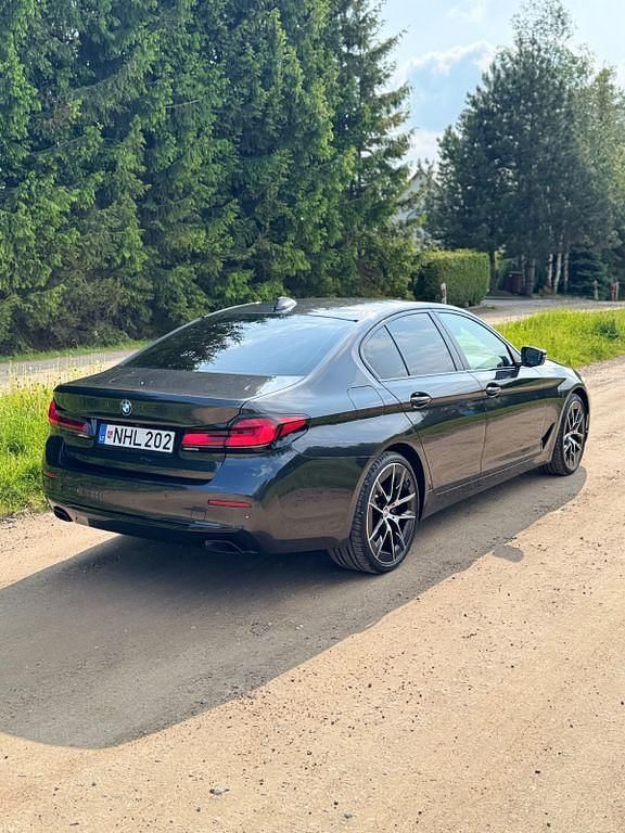 Grau Gebraucht 2023 BMW 520 Limousine | 33.000 € (Guter Preis) - Bild 1/4