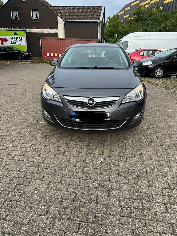 Grau Gebraucht 2012 Opel Astra Design Edition Limousine | 3.990 € (Superpreis) - Bild 1/4
