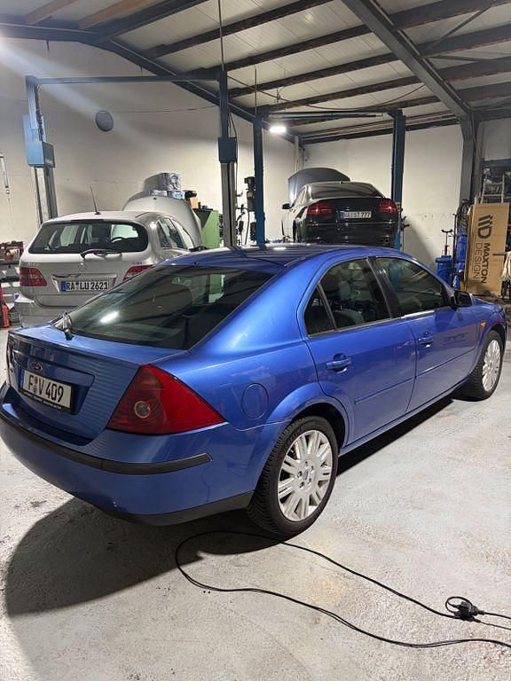 Gebraucht Ford Mondeo Trend 125 PS (91 kW) 2002 Blau Limousine