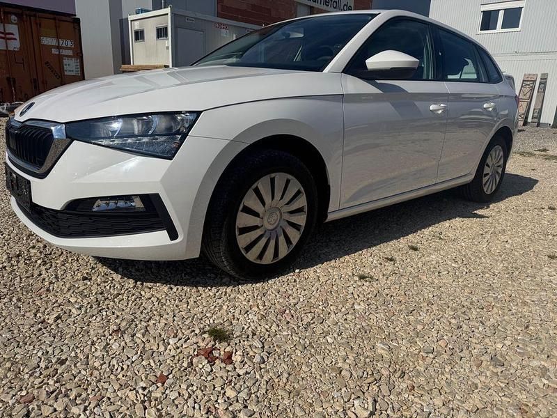 Weiß Gebraucht 2020 Skoda Scala Cool Plus Kleinwagen | 12.999 € (Etwas zu teuer) - Bild 1/4