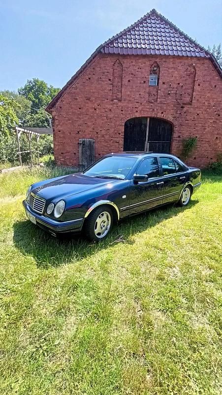 Blau Gebraucht 1997 Mercedes E240 Avantgarde Limousine | 4.500 € (Guter Preis) - Bild 1/4