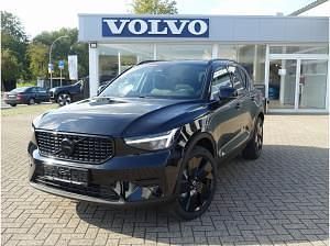 Neu Volvo XC40 Plus 163 PS (119 kW) 2025 Schwarz (onyx black) SUV