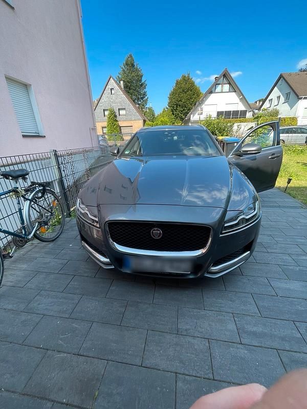 Grau Gebraucht 2017 Jaguar XF Limousine | 16.500 € (Fairer Preis) - Bild 1/4