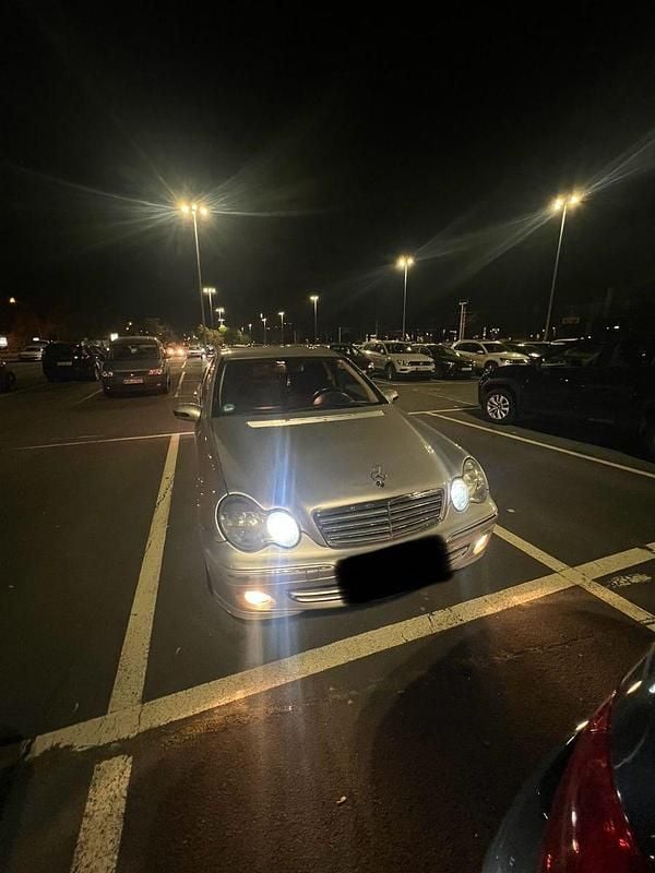 Silber Gebraucht 2005 Mercedes 220 Kombi | 3.000 € - Bild 1/4