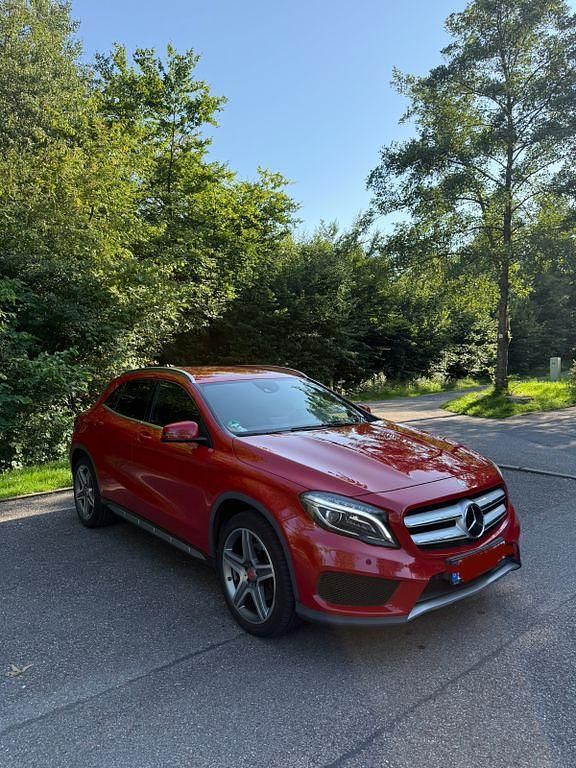 Rot Gebraucht 2015 Mercedes GLA250 AMG line SUV | 17.500 € (Fairer Preis) - Bild 1/4