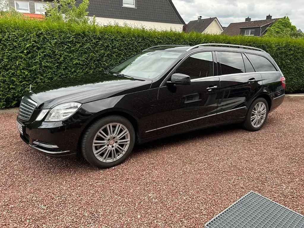 Gebraucht Mercedes E250 Elegance 204 PS (150 kW) 2012 Schwarz Kombi