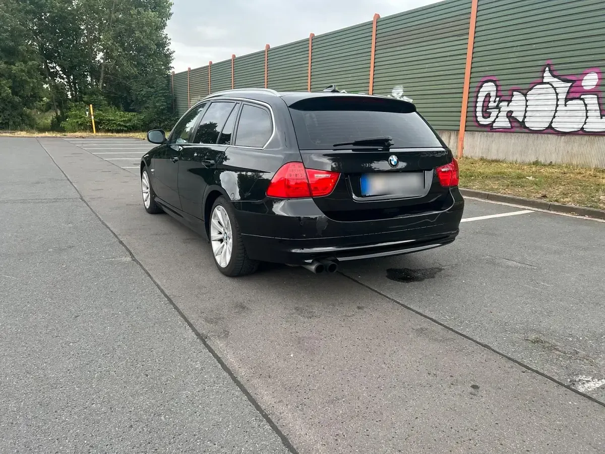 Gebraucht BMW 325 218 PS (160 kW) 2011 Schwarz Kombi