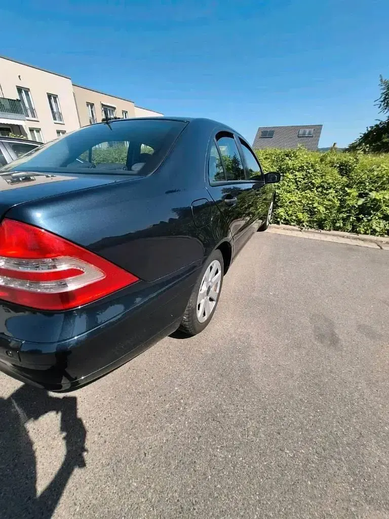 Używany Mercedes C180 143 KM (105 kW) 2003 Niebieski Sedan/Limuzyna