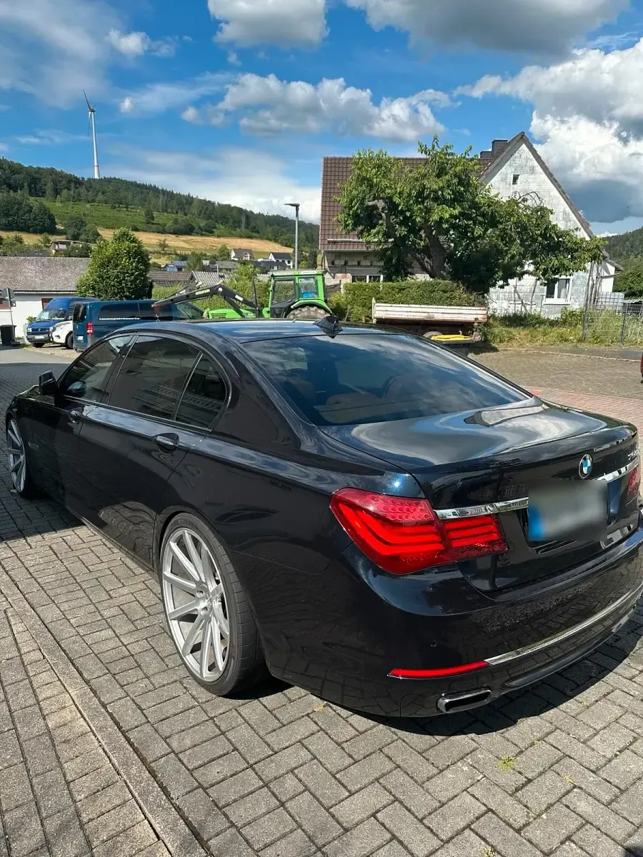 Gebraucht BMW 750L 381 PS (280 kW) 2015 Blau Limousine