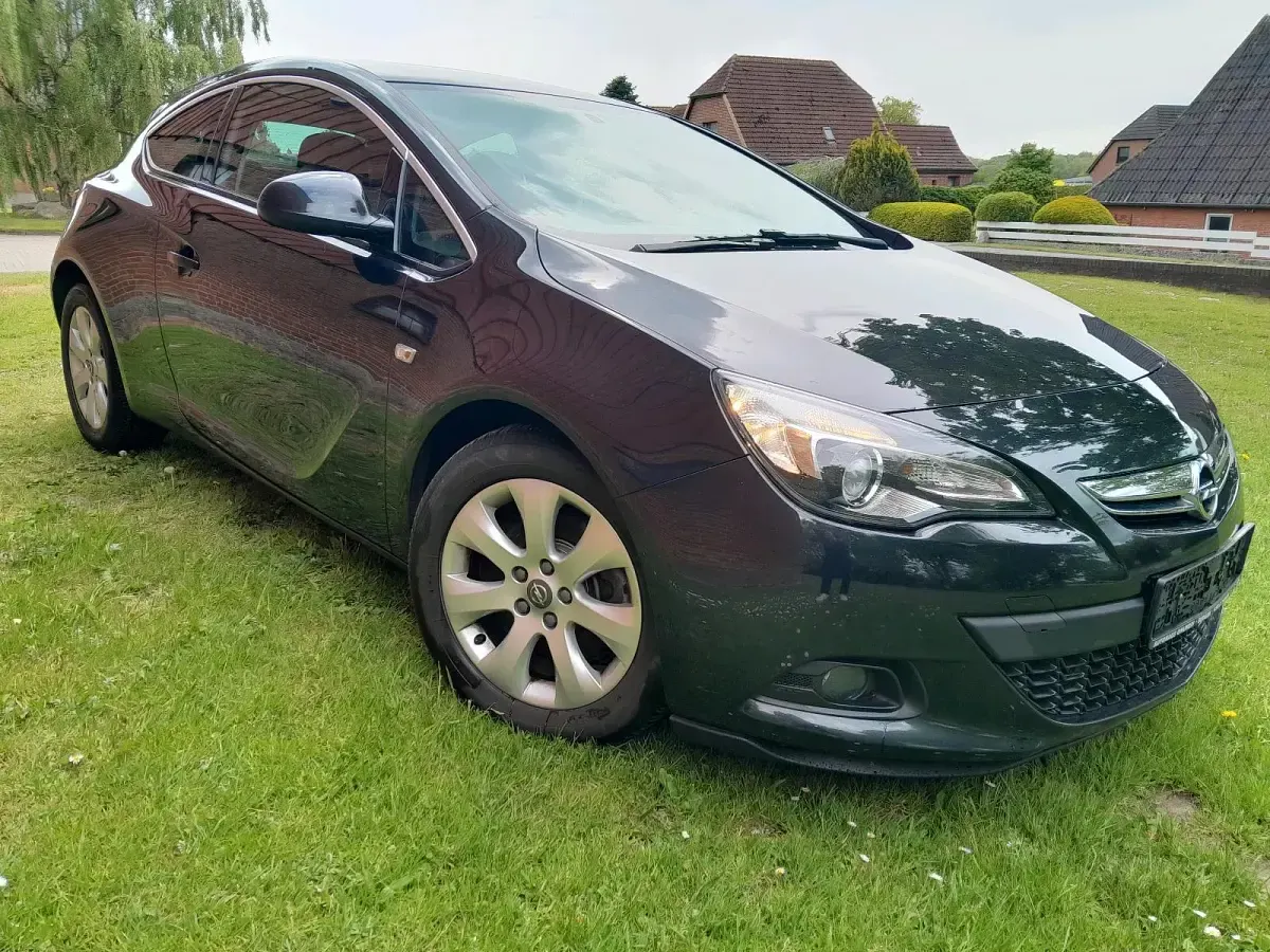 Gebraucht Opel Astra GTC 131 PS (96 kW) 2014 Schwarz Coupé