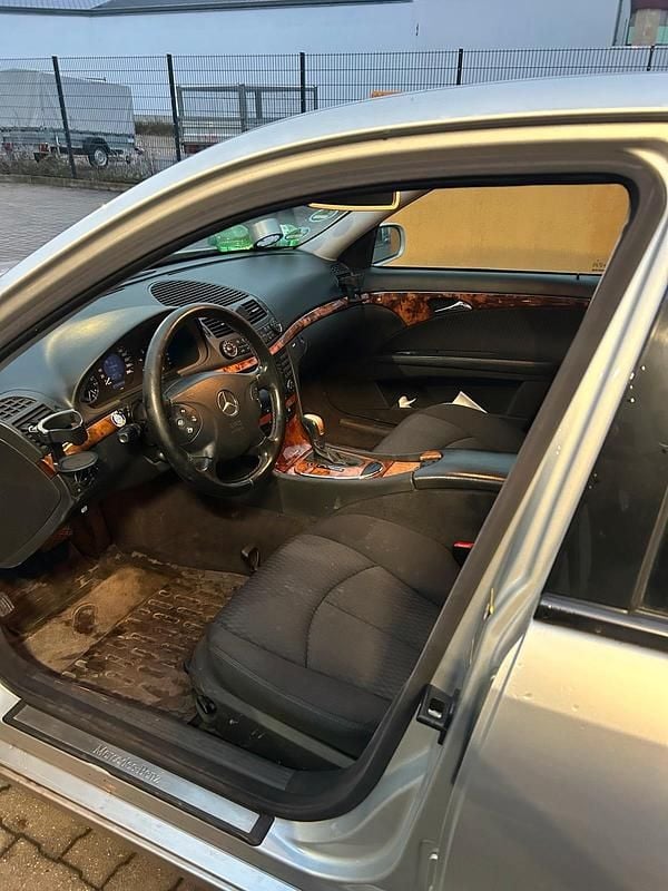 Gebraucht Mercedes E220 150 PS (110 kW) 2002 Silber Limousine