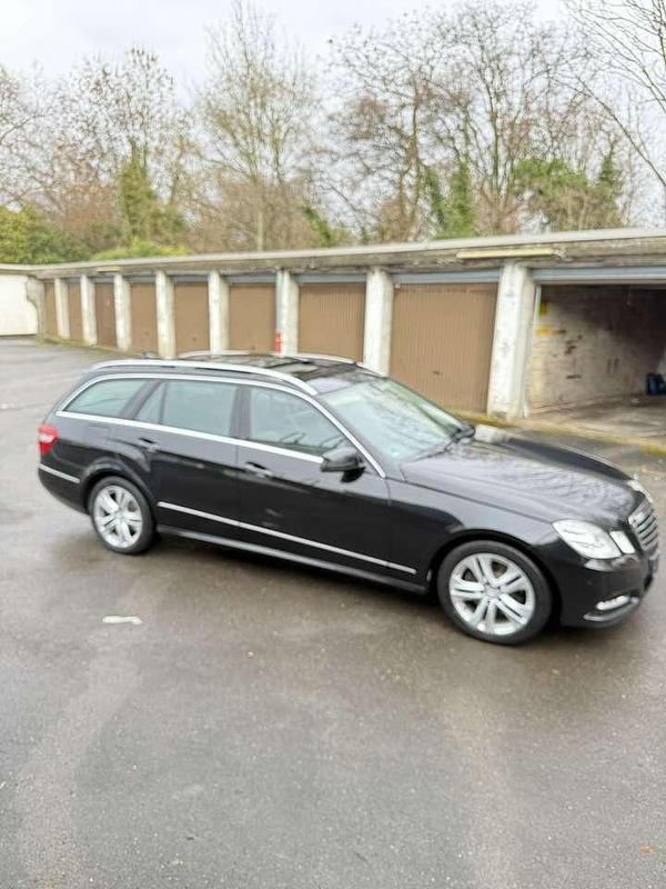 Gebraucht Mercedes E300 204 PS (150 kW) 2013 Schwarz Kombi