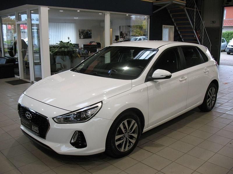 Polar white Gebraucht 2018 Hyundai i30 Trend Limousine | 10.790 € (Fairer Preis) - Bild 1/4