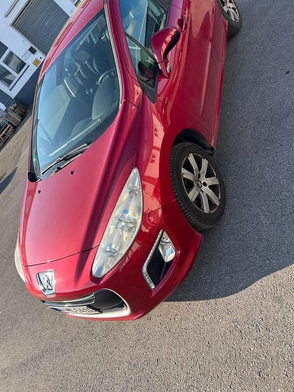 Gebraucht Peugeot 308 Active 156 PS (114 kW) 2012 Rot Limousine