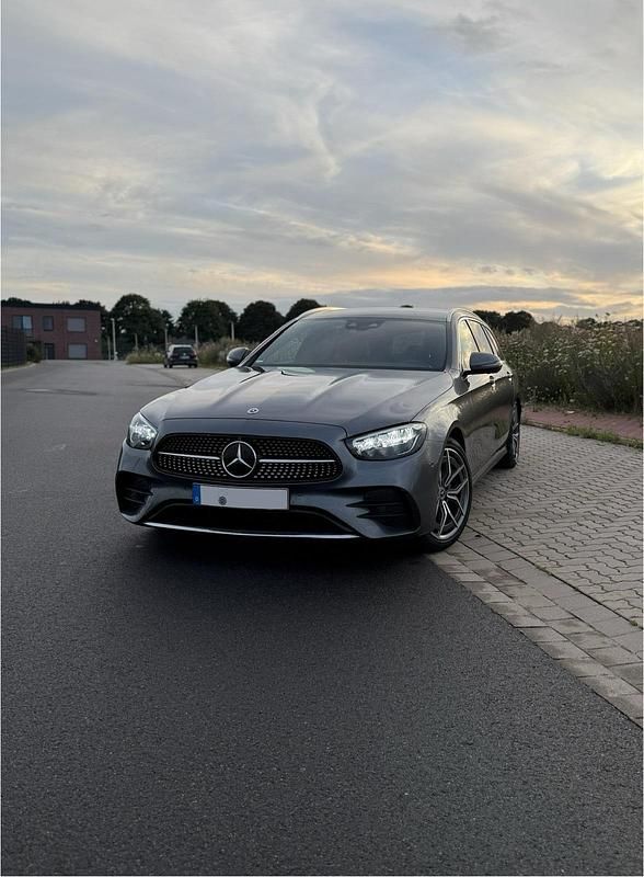 Grau Gebraucht 2022 Mercedes E220 AMG line Kombi | 38.950 € (Etwas zu teuer) - Bild 1/4