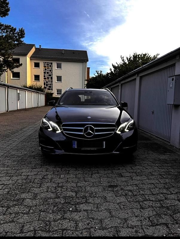 Grau Gebraucht 2015 Mercedes E220 Avantgarde Kombi | 13.500 € (Fairer Preis) - Bild 1/4