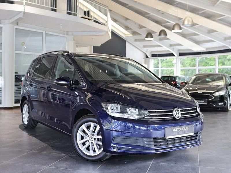 Blau Gebraucht 2017 VW Touran Comfortline Van / Kleinbus | 16.980 € - Bild 1/4