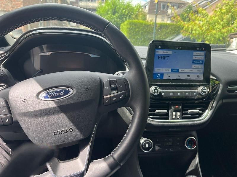 Gebraucht Ford Fiesta Titanium 101 PS (74 kW) 2018 Weiß Kleinwagen