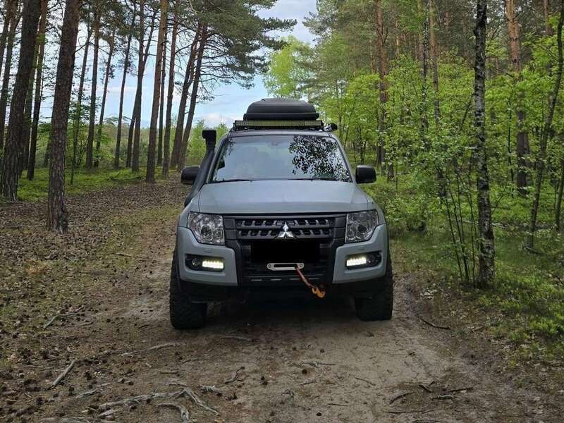 Grau Gebraucht 2011 Mitsubishi Pajero Instyle SUV | 16.500 € (Guter Preis) - Bild 1/4