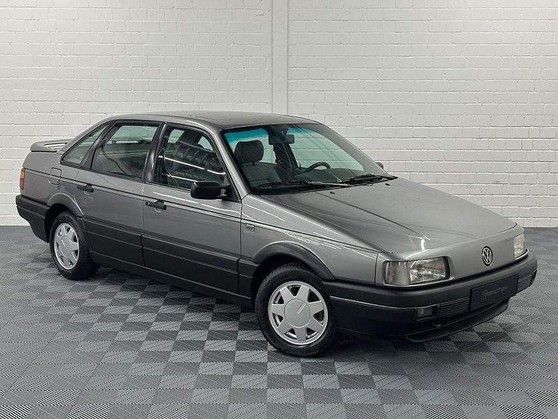 Używany VW Passat GT 90 KM (66 kW) 1991 Szary Sedan/Limuzyna