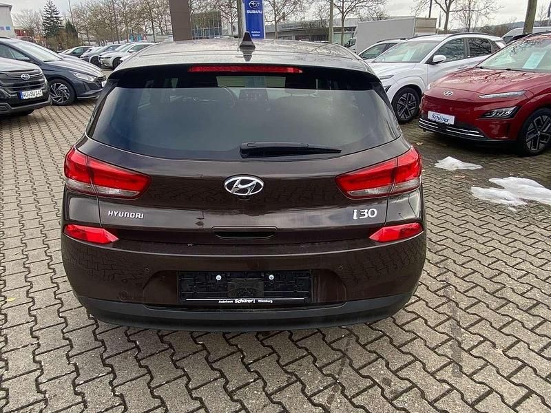 Gebraucht Hyundai i30 Intro Edition 120 PS (88 kW) 2017 Demitasse brown / met Limousine