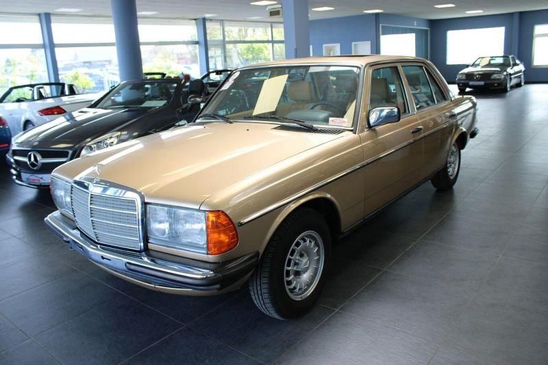 Gebraucht Mercedes E230 136 PS (100 kW) 1982 Gold Limousine