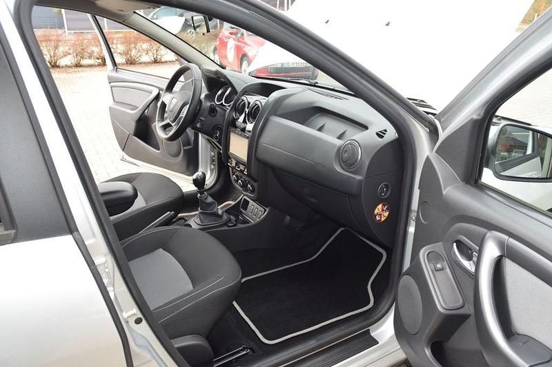 Gebraucht Dacia Duster Black Shadow 125 PS (91 kW) 2017 Silber SUV