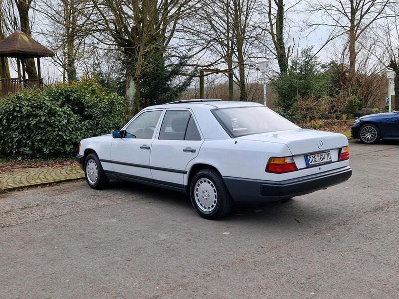 Weiß Gebraucht 1986 Mercedes E260 Limousine | 11.500 € - Bild 1/4