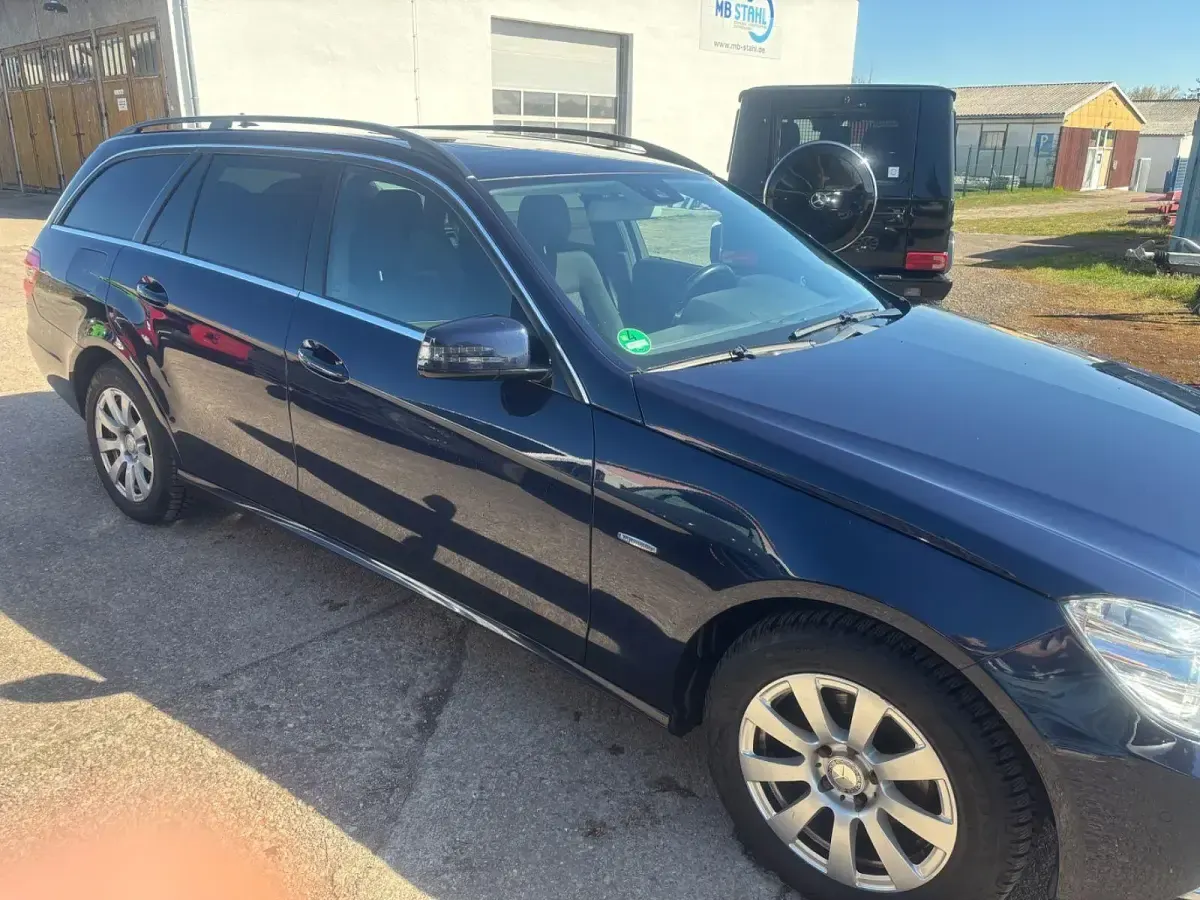 Gebraucht Mercedes E220 170 PS (125 kW) 2012 Blau Kombi