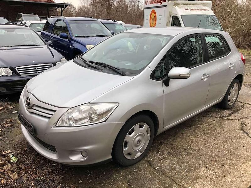 Silber Gebraucht 2011 Toyota Auris Life Limousine | 4.900 € (Fairer Preis) - Bild 1/4