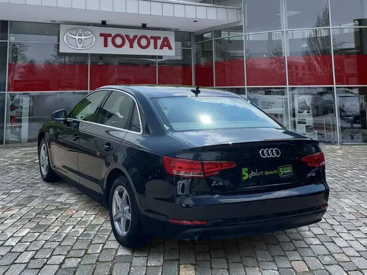 Gebraucht Audi A4 150 PS (110 kW) 2018 Mythosschwarz metallic Limousine