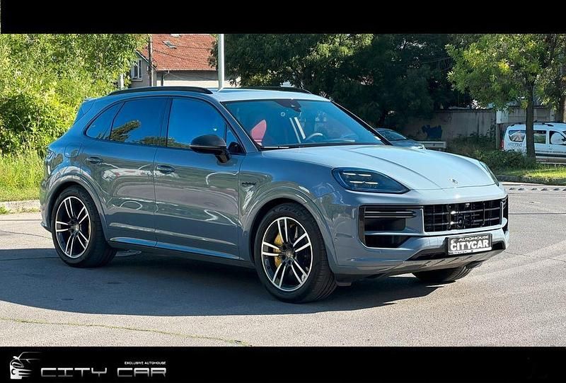 Grau Gebraucht 2025 Porsche Cayenne Turbo E-Hybrid SUV | 199.980 € (Superpreis) - Bild 1/4