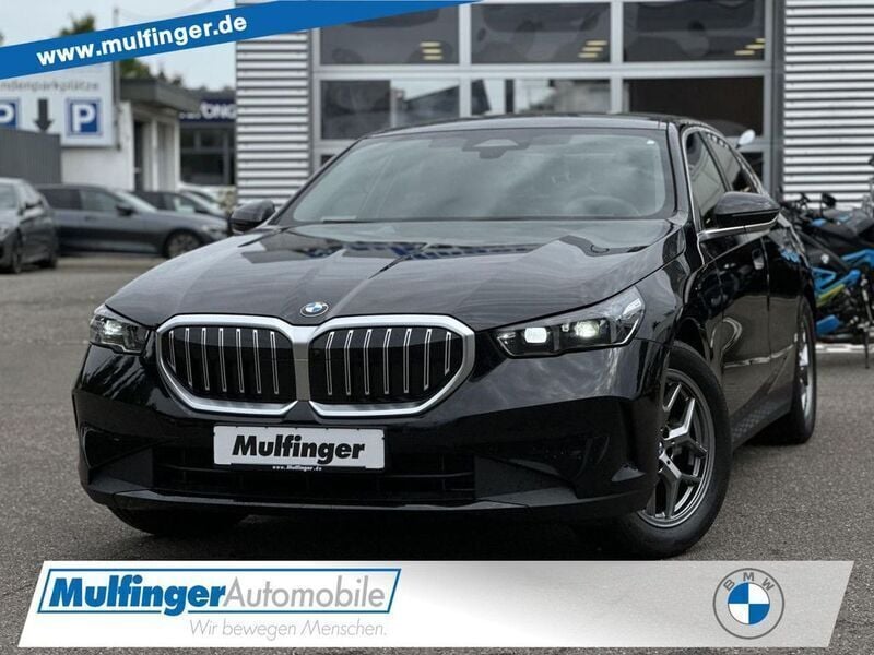 Blacksaphirre Gebraucht 2024 BMW 520 Limousine | 47.390 € - Bild 1/4