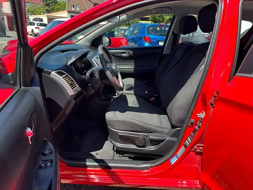 Gebraucht Hyundai i20 Edition 77 PS (56 kW) 2011 Electric red Kleinwagen