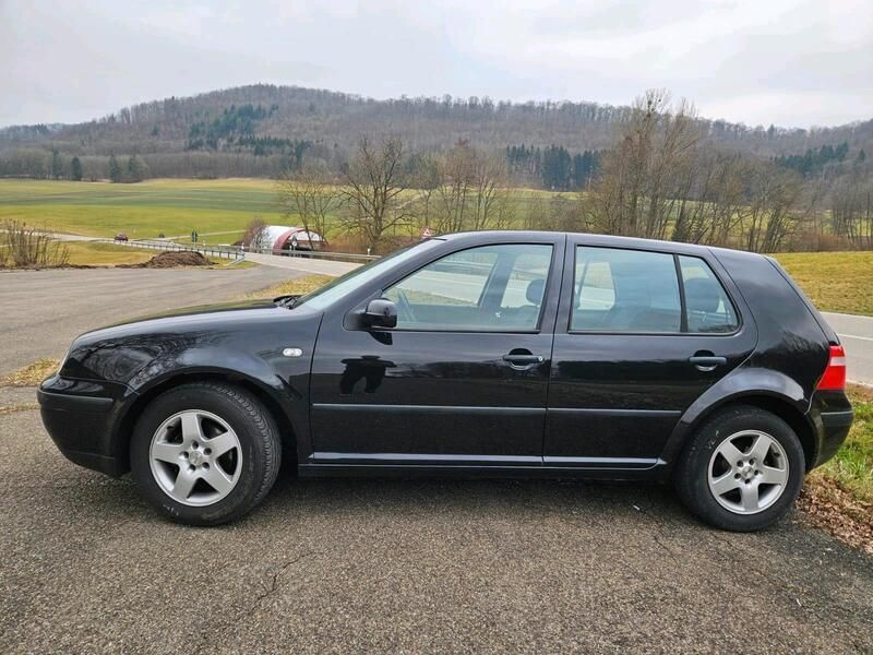 Schwarz Gebraucht 2003 VW Golf IV Kleinwagen | 1.500 € (Etwas zu teuer) - Bild 1/4