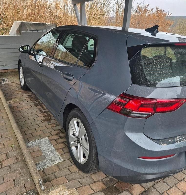 Grau Gebraucht 2024 VW Golf VIII Life Limousine | 20.500 € (Superpreis) - Bild 1/1
