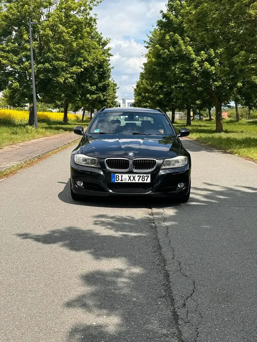 Gebraucht BMW 320 184 PS (135 kW) 2011 Schwarz Kombi