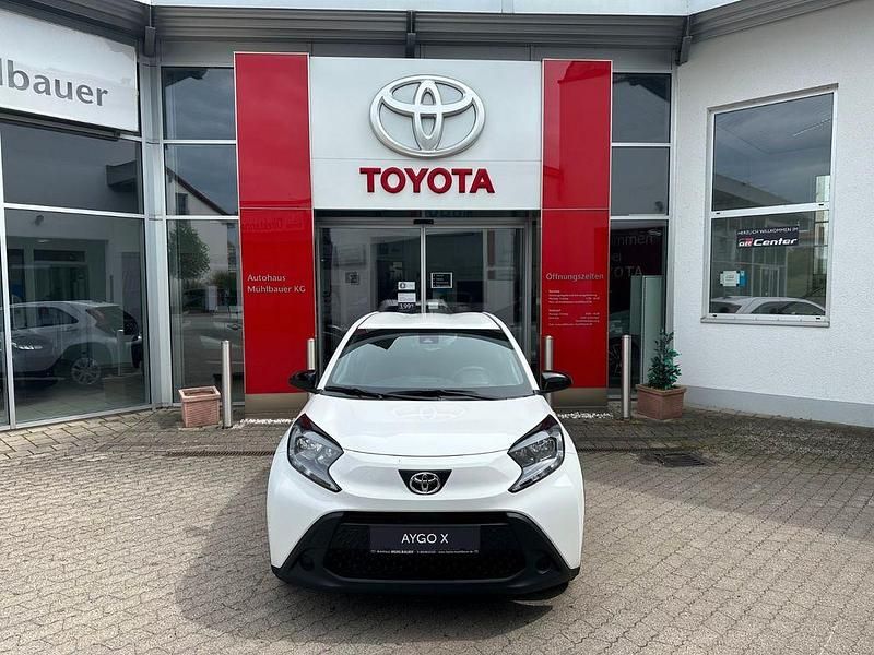 Weiß Gebraucht 2025 Toyota Aygo X Business Edition SUV | 15.980 € (Fairer Preis) - Bild 1/4
