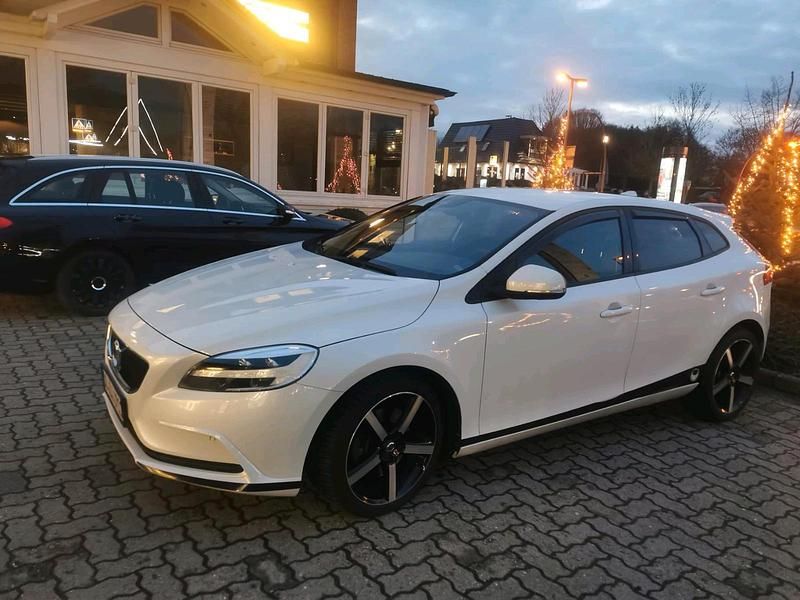Weiß Gebraucht 2016 Volvo V40 Momentum Kombi | 12.000 € (Guter Preis) - Bild 1/4
