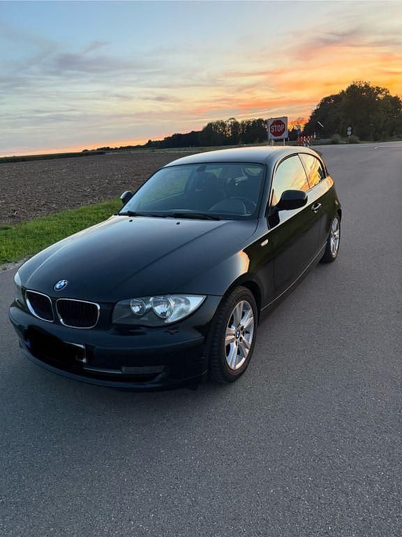 Schwarz Gebraucht 2010 BMW 116 Sport Line Kleinwagen | 3.300 € (Fairer Preis) - Bild 1/4