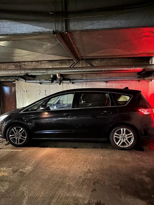 Gebraucht Ford S-MAX S 179 PS (131 kW) 2015 Schwarz Van / Kleinbus