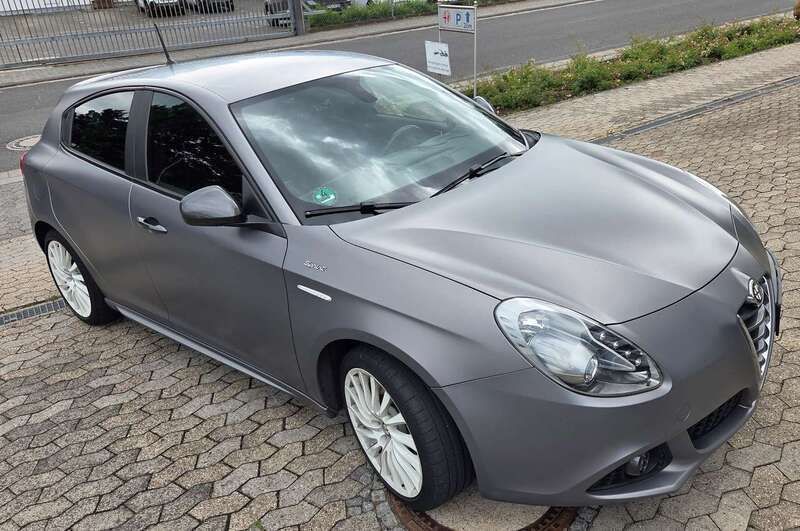 Grau Gebraucht 2013 Alfa Romeo Giulietta Kleinwagen | 8.500 € - Bild 1/4