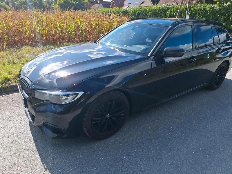 Schwarz Gebraucht 2020 BMW 320 M Sport Kombi | 19.950 € (Teuer) - Bild 1/4