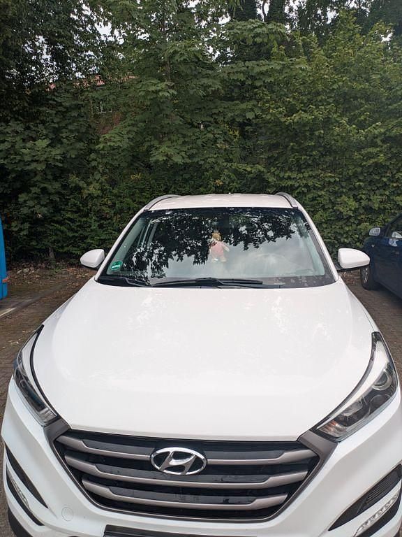 Weiß Gebraucht 2018 Hyundai Tucson Pure SUV | 14.700 € (Etwas zu teuer) - Bild 1/4