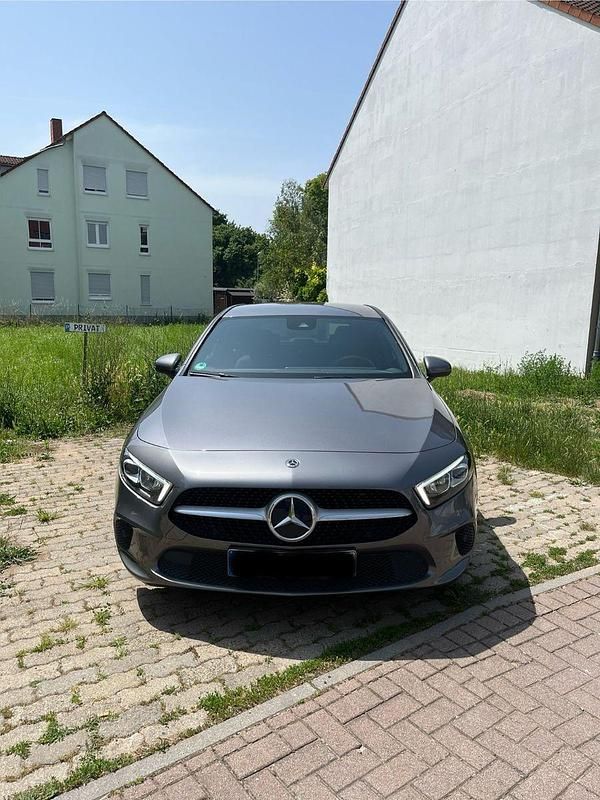 Grau Gebraucht 2019 Mercedes A200 Progressive Limousine | 22.999 € (Etwas zu teuer) - Bild 1/4