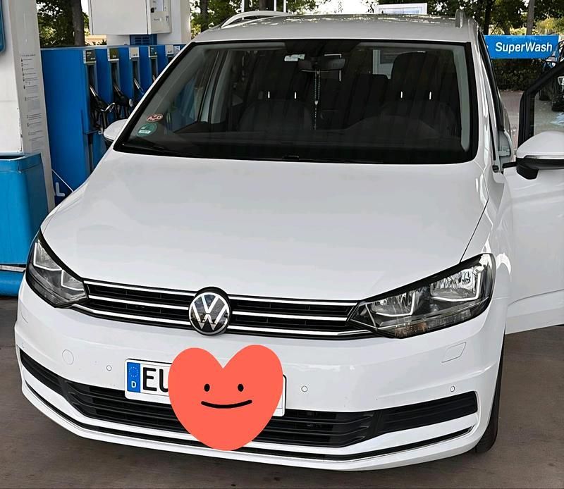 Weiß Gebraucht 2021 VW Touran Active Van / Kleinbus | 23.000 € (Guter Preis) - Bild 1/4