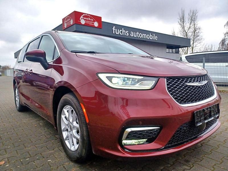 Rot Gebraucht 2024 Chrysler Pacifica Van / Kleinbus | 44.990 € (Teuer) - Bild 1/4