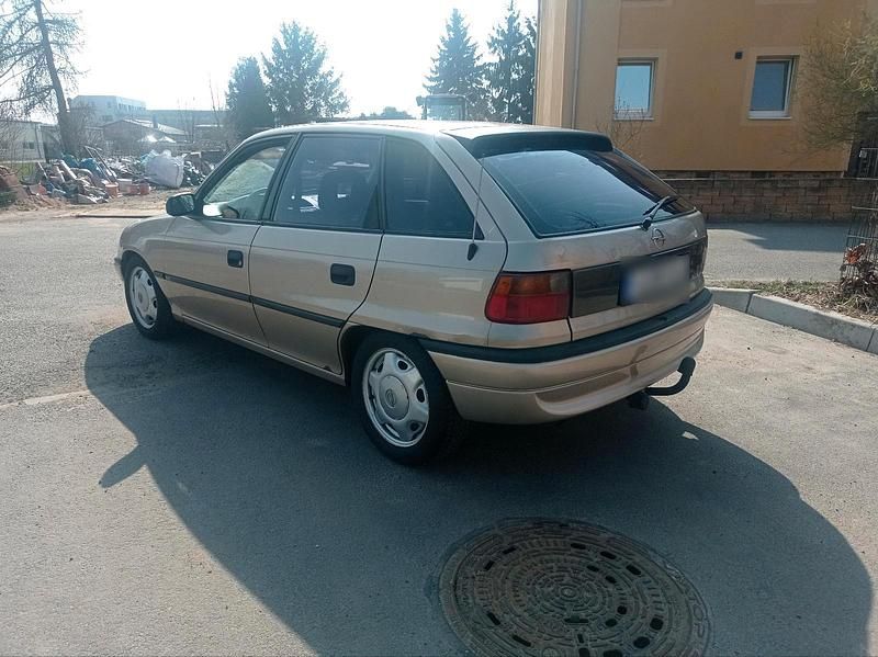 Gebraucht Opel Astra 75 PS (55 kW) 1997 Gold Limousine